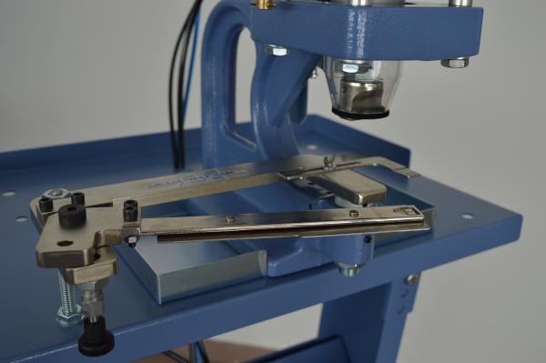 DISPOSITIVO PER GANCIO PANTALONE